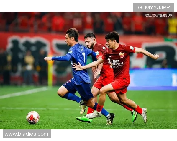 北京国安与山东泰山激战正酣球迷期待精彩对决与胜负悬念